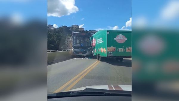 Reboque se solta de veículo e atinge ônibus em ponte de Colatina