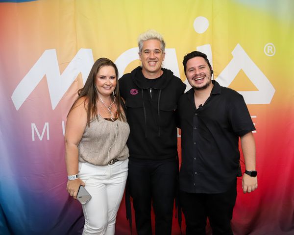 Rogerio Flausino entre Adriana Jenner e Kelvin Fuentes