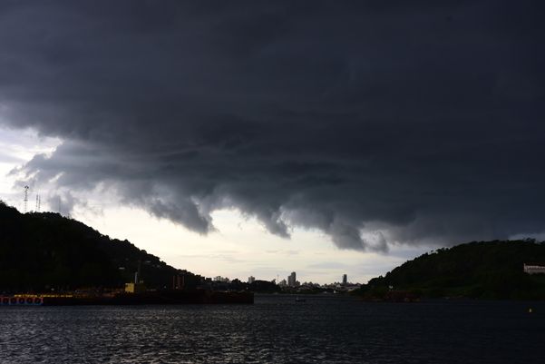 Tempo vira noite na Capital do ES por Ricardo Medeiros