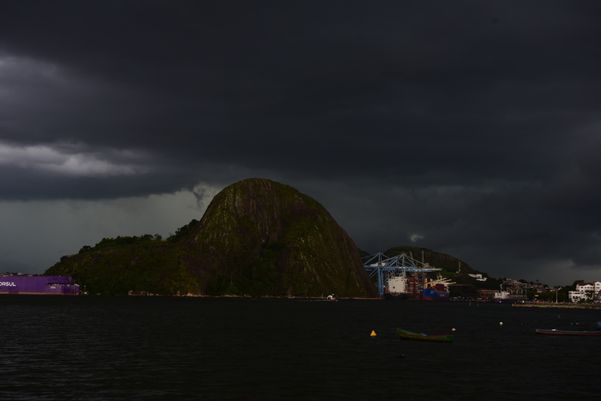 Tempo vira noite na Capital do ES por Ricardo Medeiros