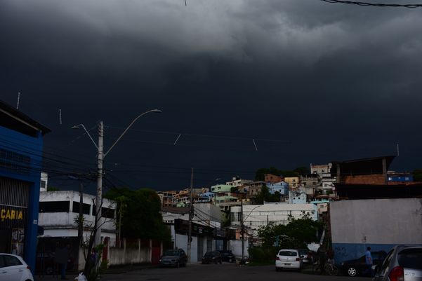 Tempo vira noite na Capital do ES por Ricardo Medeiros