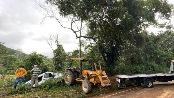 Van com 11 pessoas se envolve em acidente em Ibitirama 