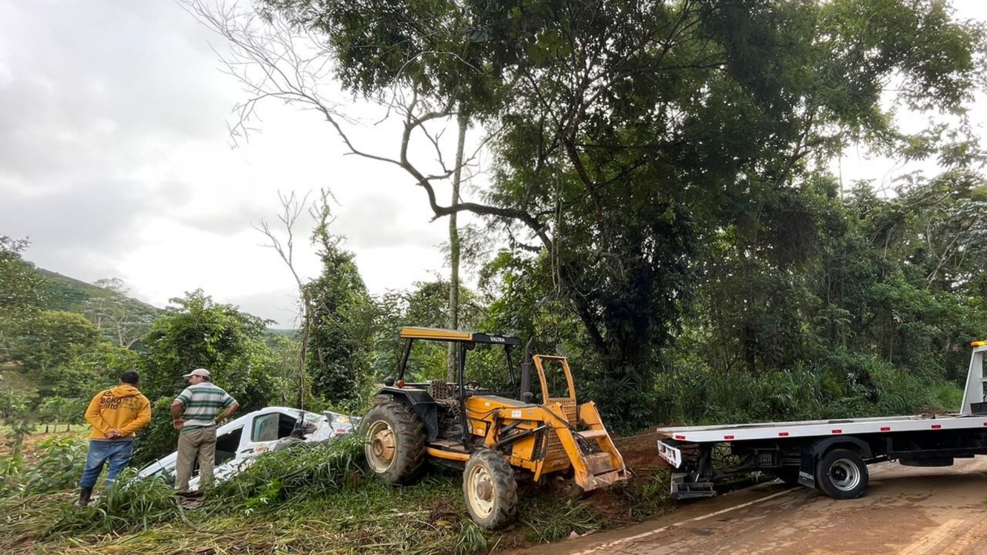Motorista do veículo que pertence à Prefeitura de Irupi explicou que a via estava escorregadia e por isso perdeu a direção; o incidente ocorreu na manhã desta segunda (29), em Ibitirama