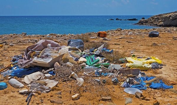 Lixo na praia, sujeira na areia, poluição