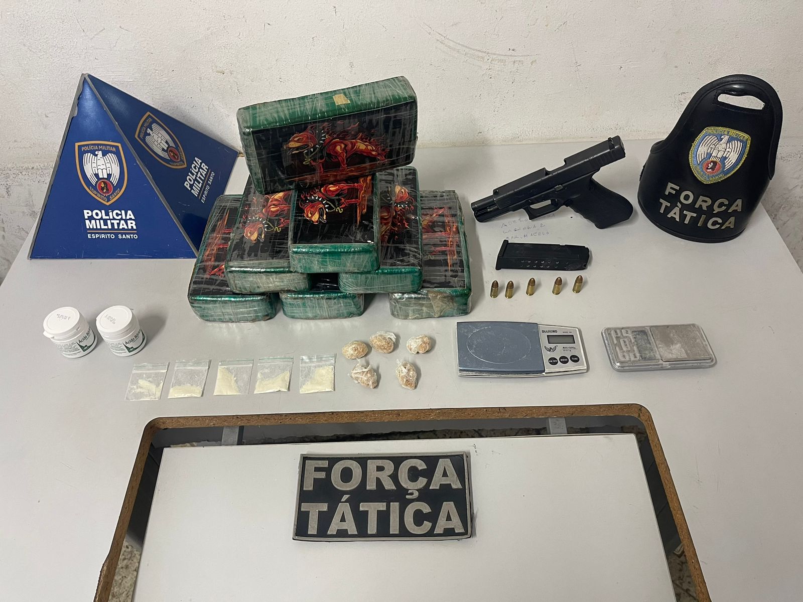 Além da droga, policiais encontraram também porções de cocaína, arma e munições com dupla detida, e também uma moto utilizada para entrega dos entorpecentes