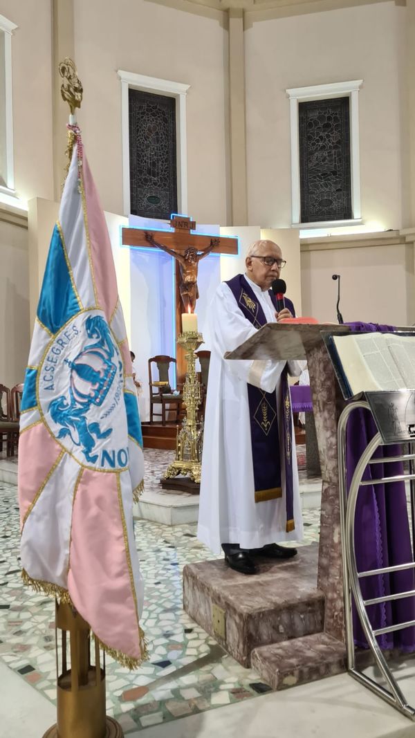 Padre Roberto Camillato celebra bênção das bandeiras da Novo Império na Basílica de Santo Antônio, em 2022