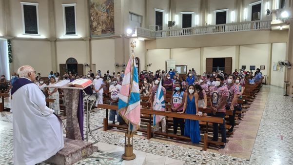 Padre Roberto Camillato celebra bênção das bandeiras da Novo Império na Basílica de Santo Antônio, em 2022