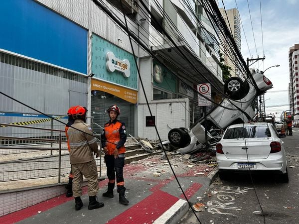Veículo despenca de prédio na Praia da Costa, em Vila Velha por Carlos Alberto Silva