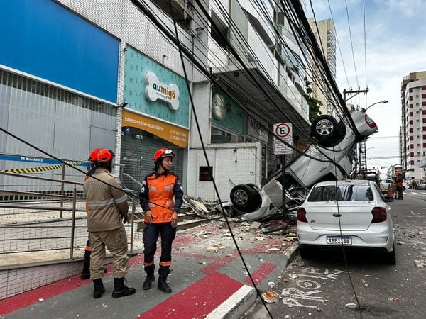 Veículo despenca de prédio na Praia da Costa, em Vila Velha por Carlos Alberto Silva