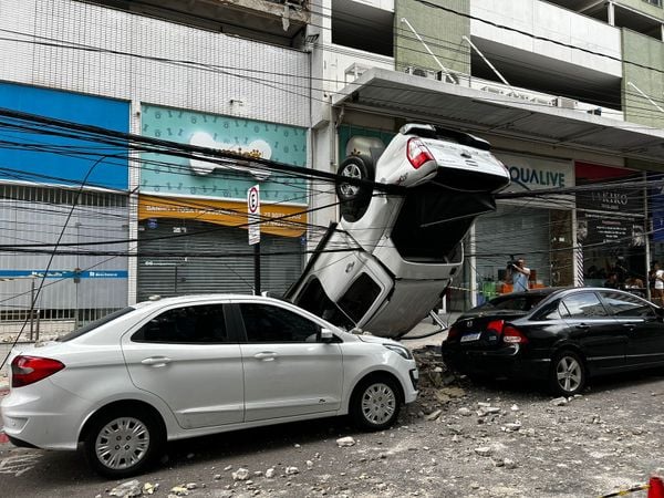 Veículo despenca de prédio na Praia da Costa, em Vila Velha por Carlos Alberto Silva