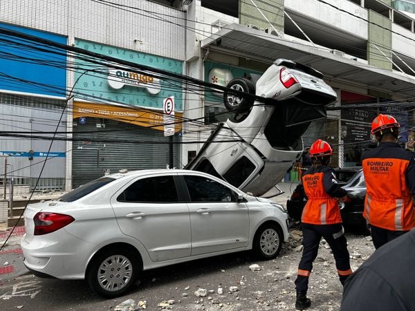 Veículo despenca de prédio na Praia da Costa, em Vila Velha por Carlos Alberto Silva