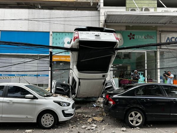 Veículo despenca de prédio na Praia da Costa, em Vila Velha por Carlos Alberto Silva
