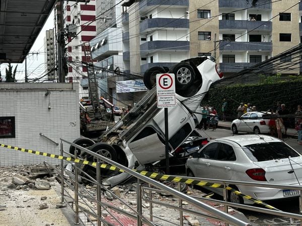 Veículo despenca de prédio na Praia da Costa, em Vila Velha por Carlos Alberto Silva