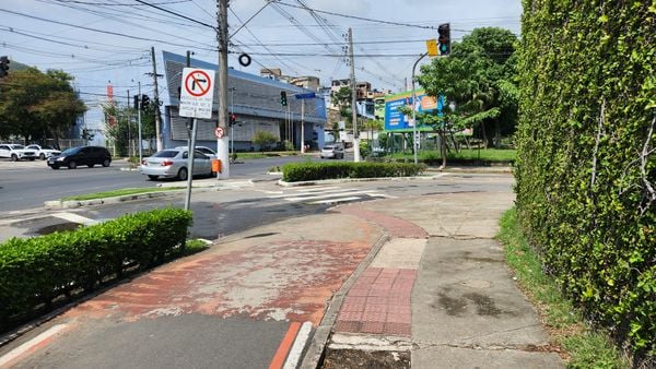 Ciclovia na Rua Dona Maria Rosa termina sem integração com o trânsito na região do bairro Andorinhas