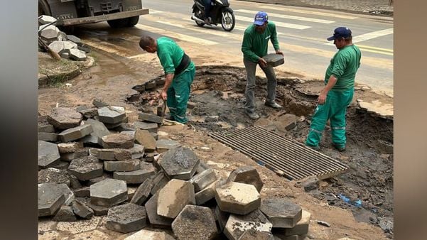 Obras sendo realizadas em buraco onde caiu carro em Colatina