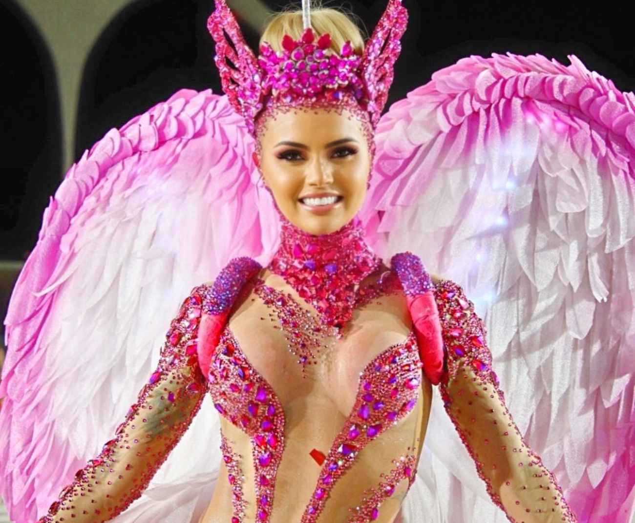 Vestida de Anjo do Amor, a empresária capixaba se apresentou no último sábado (27) com um body de tule de segunda pele, com variados tamanhos e tipos de cristais e pedras em tons de rosa