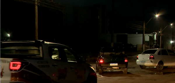 Avenida esburacada em Vale Encantado, em Vila Velha por Samy Ferreira 