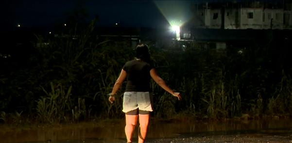 Avenida esburacada em Vale Encantado, em Vila Velha por Samy Ferreira 