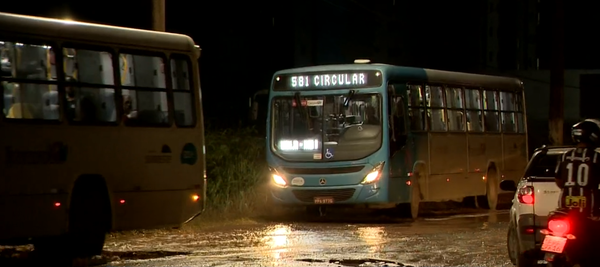 Avenida esburacada em Vale Encantado, em Vila Velha por Samy Ferreira 