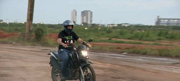 Avenida esburacada em Vale Encantado, em Vila Velha por Samy Ferreira 