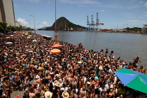 Bloco Regional da Nair desfila pela avenida Beira-Mar no Centro de Vitória