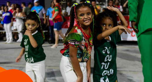 Lívia (à esquerda) e Luiza (ao centro), filhas do Mestre Glaydson Santos, da Unidos de Jucutuquara