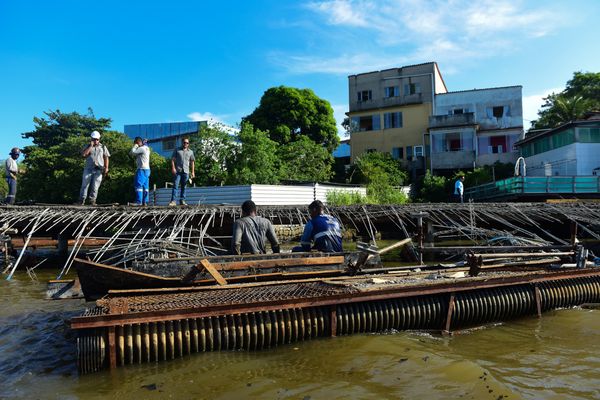 Obra de píer desaba na Ilha das Caieiras por Vitor Jubini