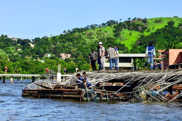 Obra de píer desaba na Ilha das Caieiras por Vitor Jubini