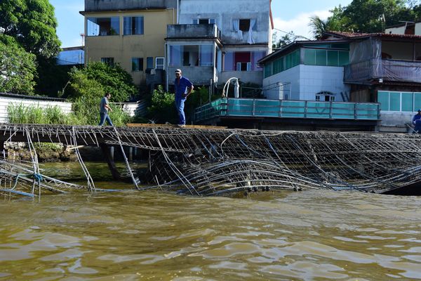 Obra de píer desaba na Ilha das Caieiras por Vitor Jubini