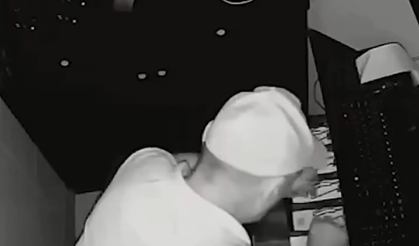 Suspeito aparece entrando no bar em Jardim Camburi, Vitória