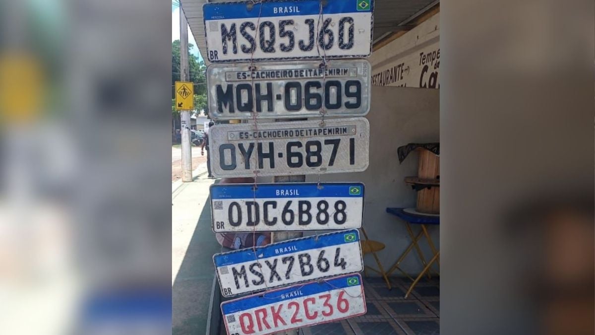 Comerciantes procuram donos de placas perdidas em alagamentos em Cachoeiro