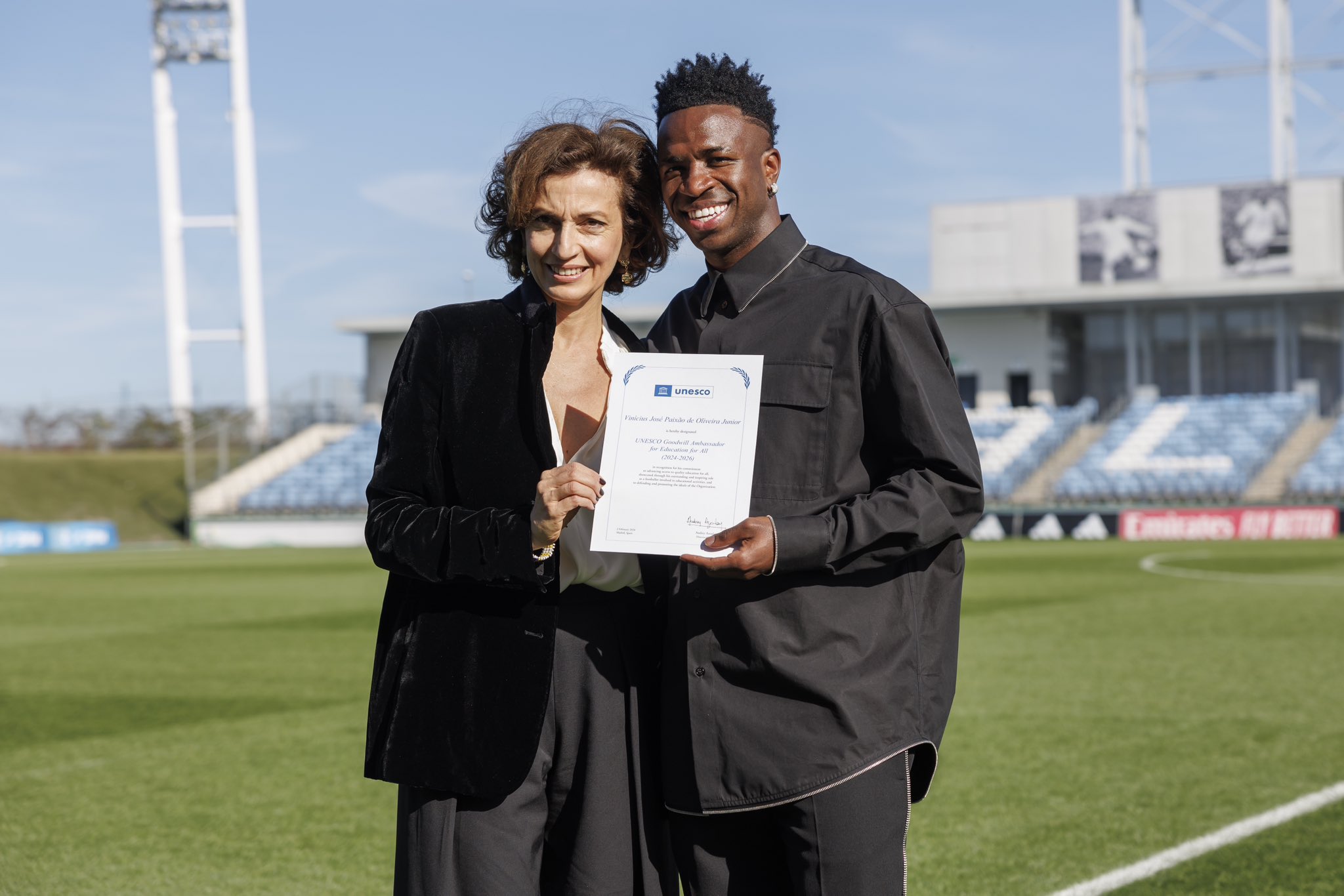 O jogador recebeu o certificado nesta sexta (2), no centro de treinamento do Real Madrid. Vini Jr. é o segundo brasileiro a receber a premiação. O primeiro havia sido Pelé