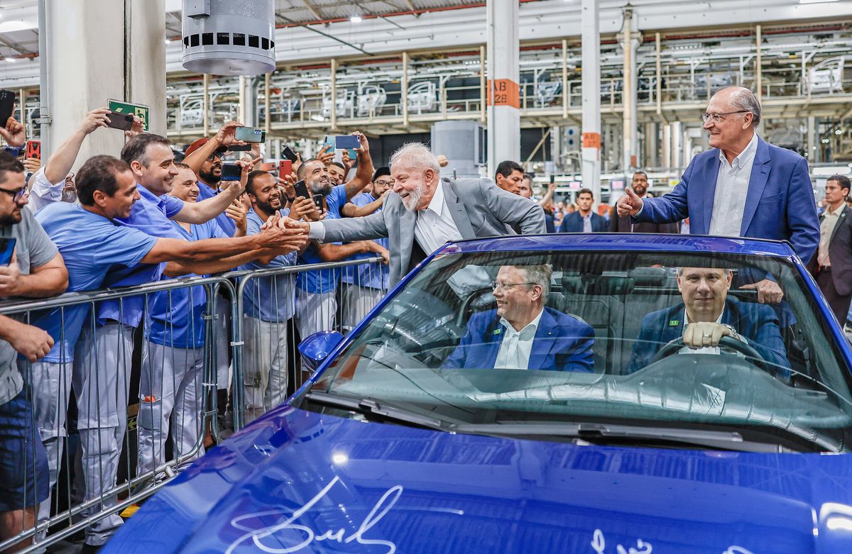 Luiz Inácio Lula da Silva e o vice Geraldo Alckmin desfilam em carro aberto na fábrica da Volkswagen, em São Bernardo do Campo (SP)