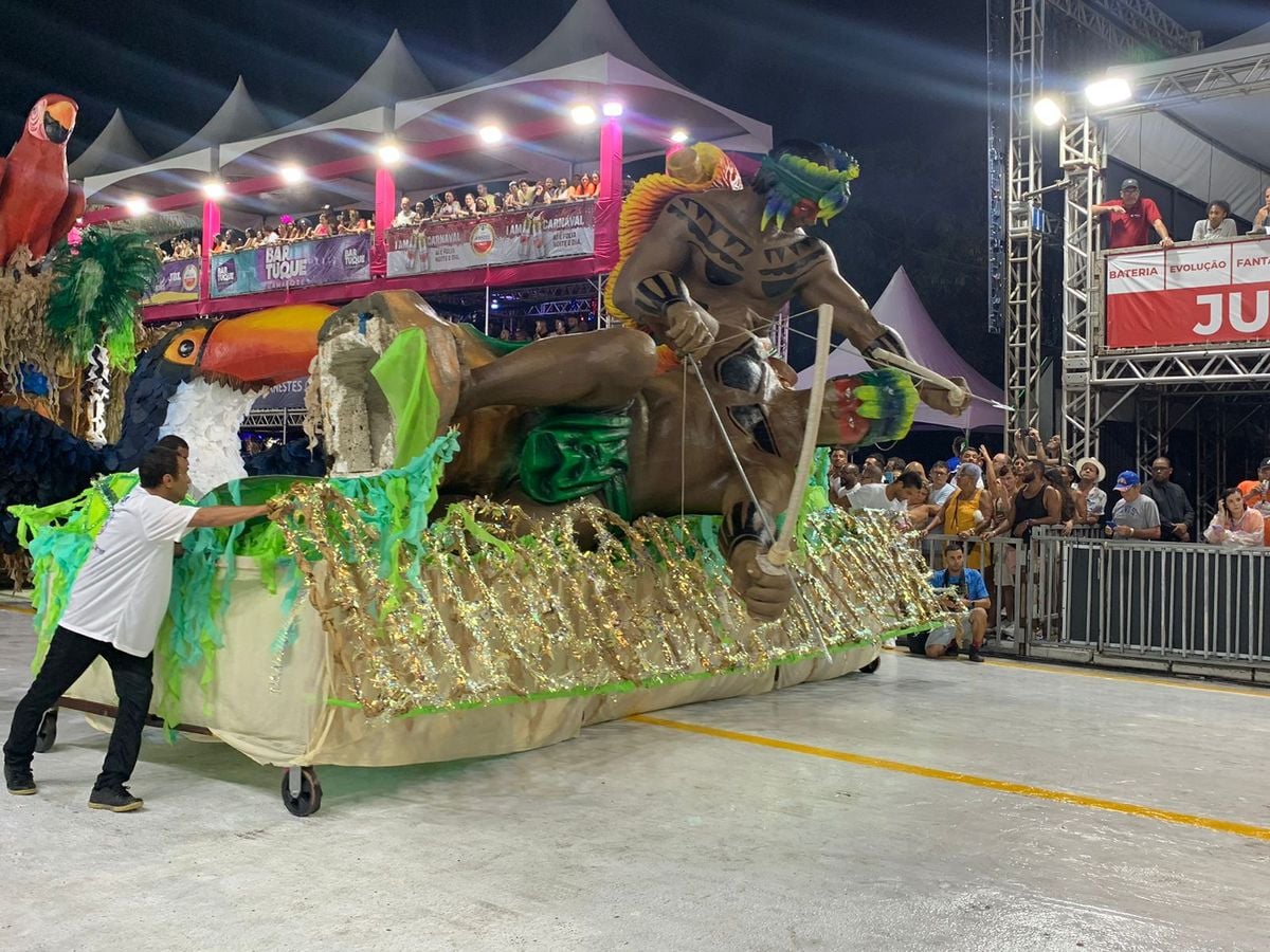 Tripé da Mocidade da Praia, a 2ª escola a desfilar, apresenta problema logo no início do desfile no Sambão do Povo