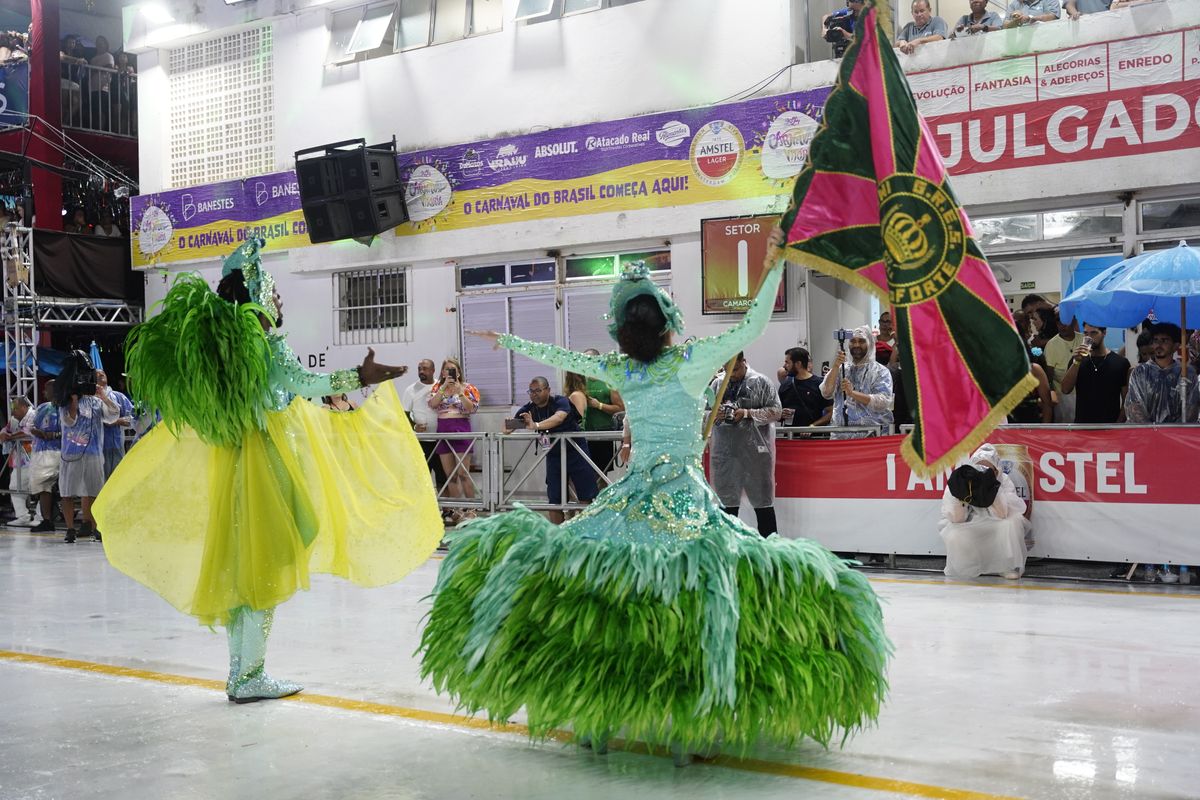 Com o enredo "Nascido em berço forte, para sempre um eterno aprendiz", Imperatriz do Forte resgata histórias da comunidade na primeira noite dos Desfiles das Escolas de Samba 2024 por Vitor Jubini
