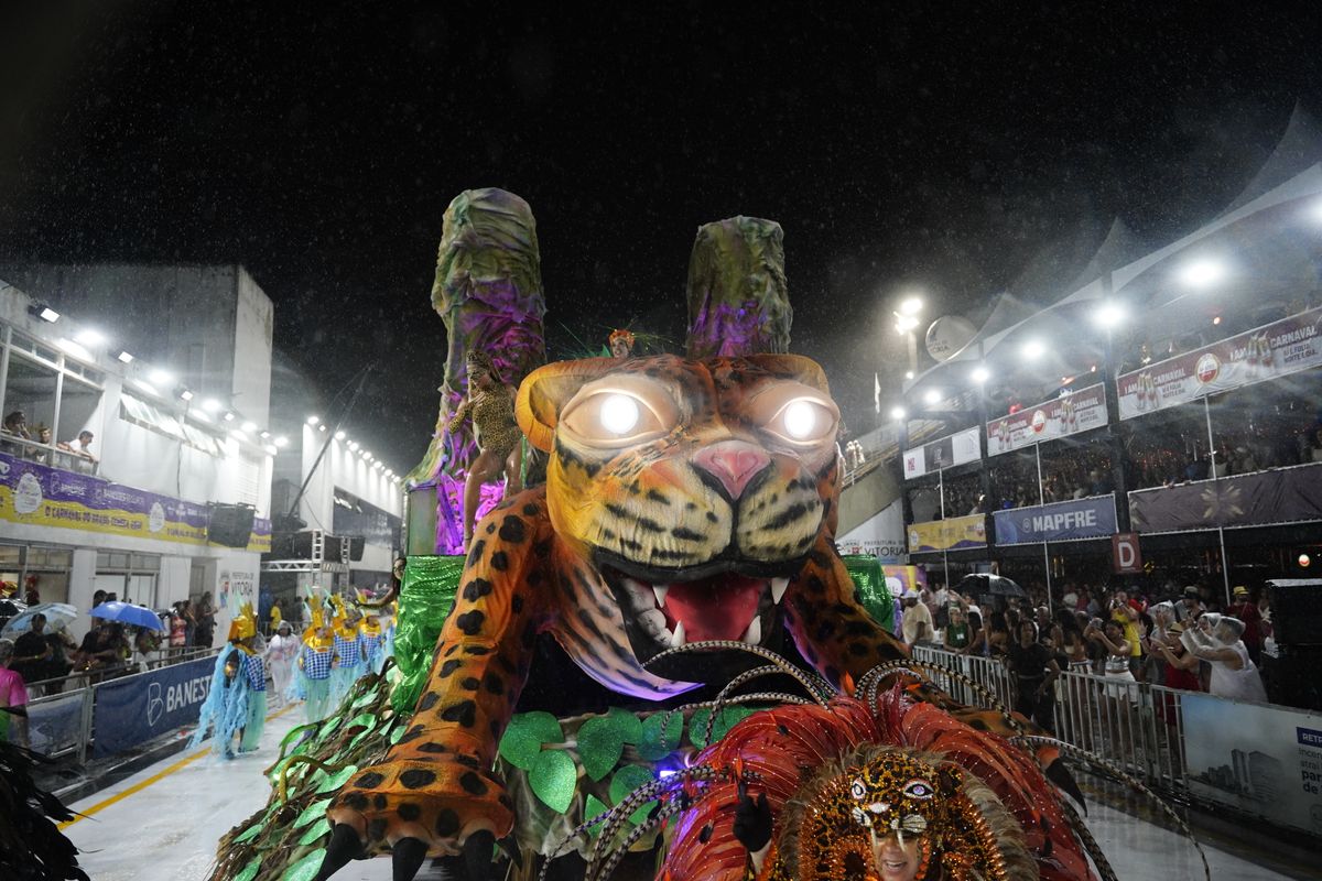 Com o enredo "Nascido em berço forte, para sempre um eterno aprendiz", Imperatriz do Forte resgata histórias da comunidade na primeira noite dos Desfiles das Escolas de Samba 2024 por Vitor Jubini