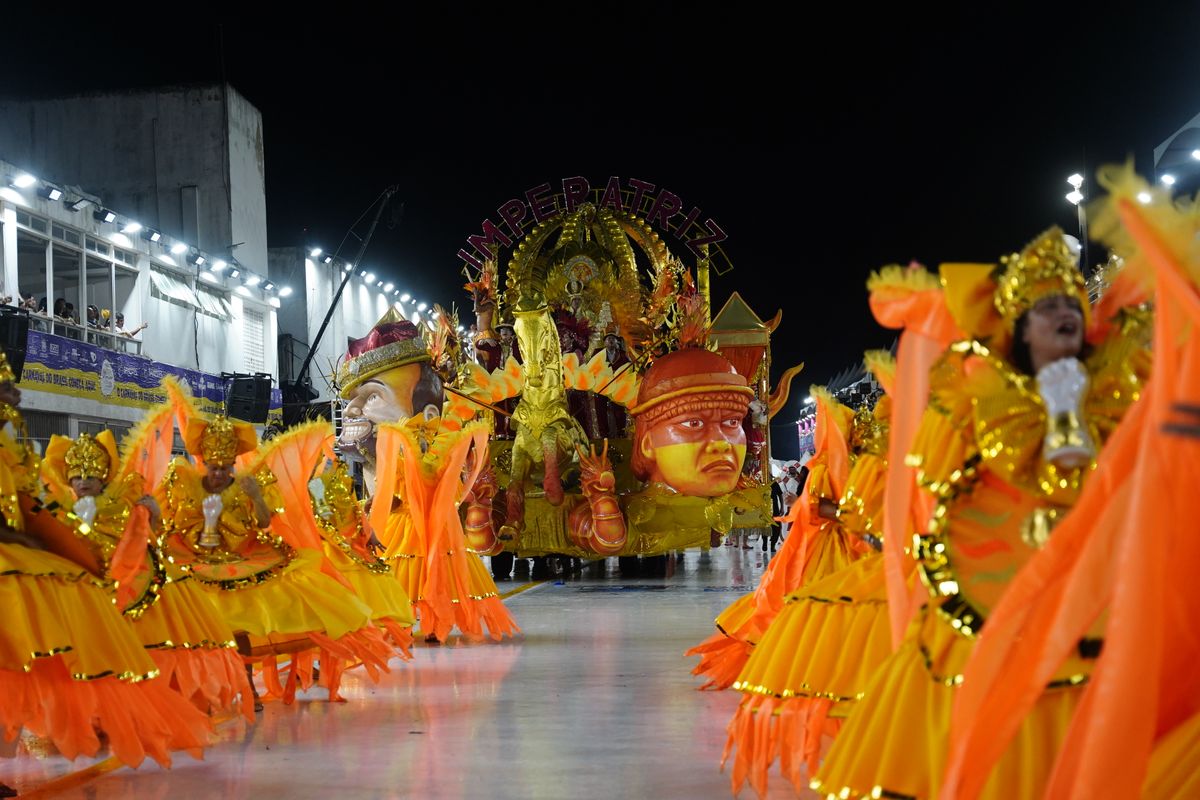 Com o enredo "Nascido em berço forte, para sempre um eterno aprendiz", Imperatriz do Forte resgata histórias da comunidade na primeira noite dos Desfiles das Escolas de Samba 2024 por Vitor Jubini
