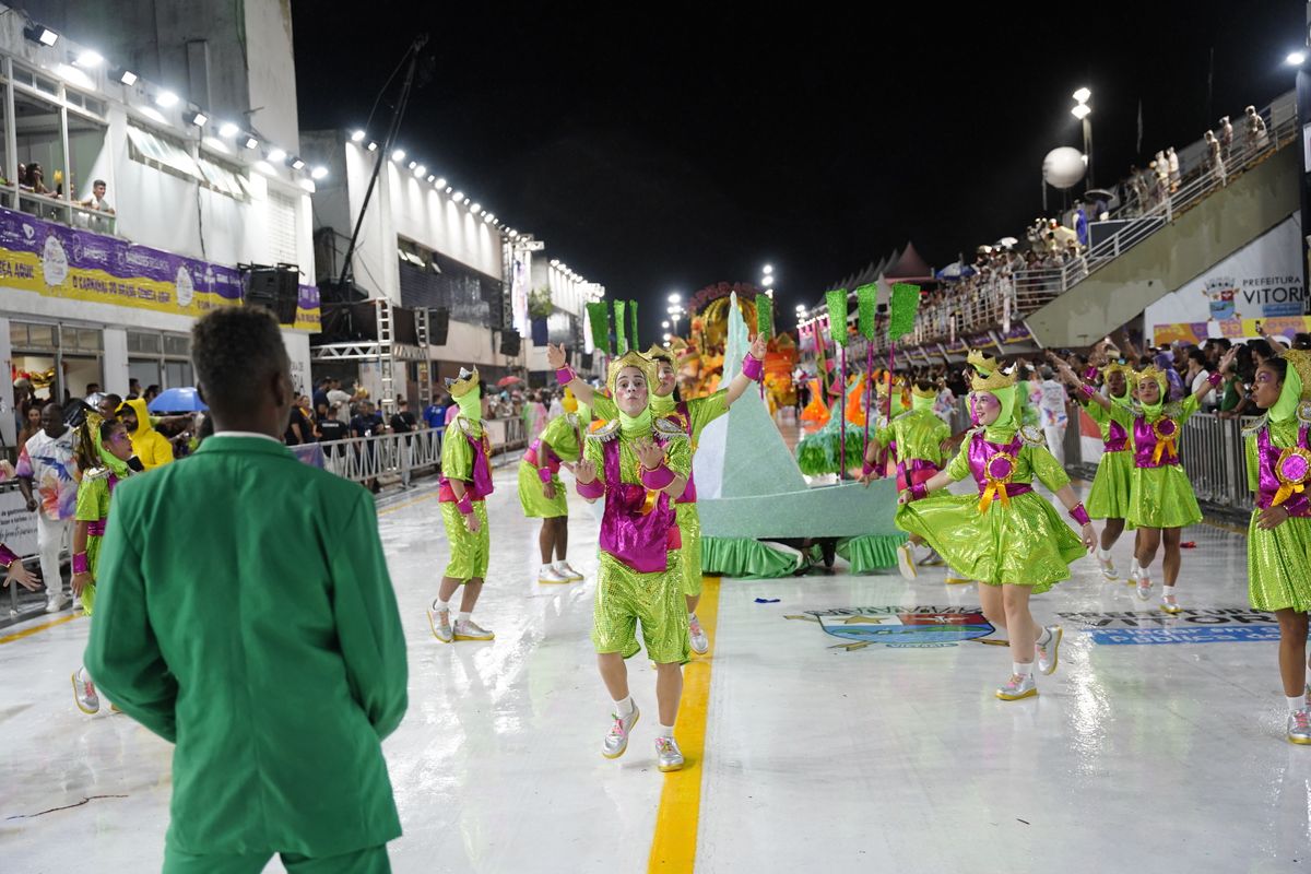 Com o enredo "Nascido em berço forte, para sempre um eterno aprendiz", Imperatriz do Forte resgata histórias da comunidade na primeira noite dos Desfiles das Escolas de Samba 2024 por Vitor Jubini