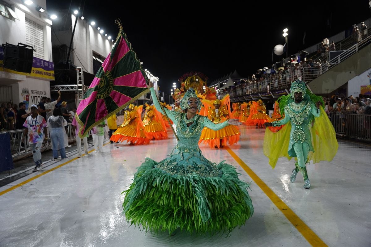 Com o enredo "Nascido em berço forte, para sempre um eterno aprendiz", Imperatriz do Forte resgata histórias da comunidade na primeira noite dos Desfiles das Escolas de Samba 2024 por Vitor Jubini