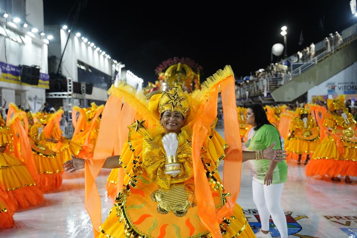 Com o enredo "Nascido em berço forte, para sempre um eterno aprendiz", Imperatriz do Forte resgata histórias da comunidade na primeira noite dos Desfiles das Escolas de Samba 2024 por Vitor Jubini
