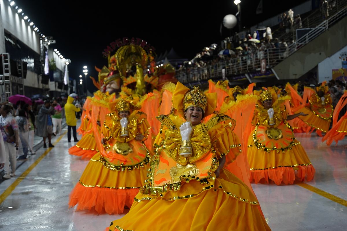 Com o enredo "Nascido em berço forte, para sempre um eterno aprendiz", Imperatriz do Forte resgata histórias da comunidade na primeira noite dos Desfiles das Escolas de Samba 2024 por Vitor Jubini