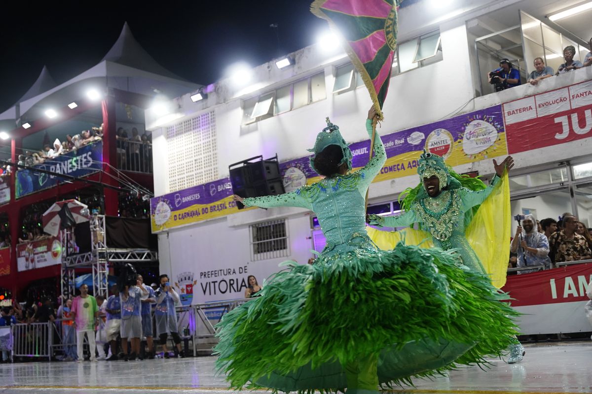 Com o enredo "Nascido em berço forte, para sempre um eterno aprendiz", Imperatriz do Forte resgata histórias da comunidade na primeira noite dos Desfiles das Escolas de Samba 2024 por Vitor Jubini