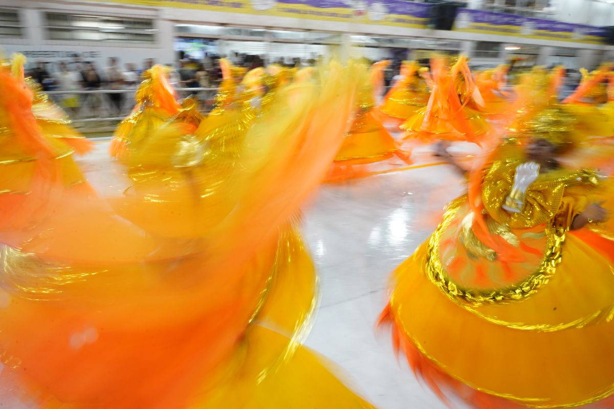 Com o enredo "Nascido em berço forte, para sempre um eterno aprendiz", Imperatriz do Forte resgata histórias da comunidade na primeira noite dos Desfiles das Escolas de Samba 2024 por Vitor Jubini