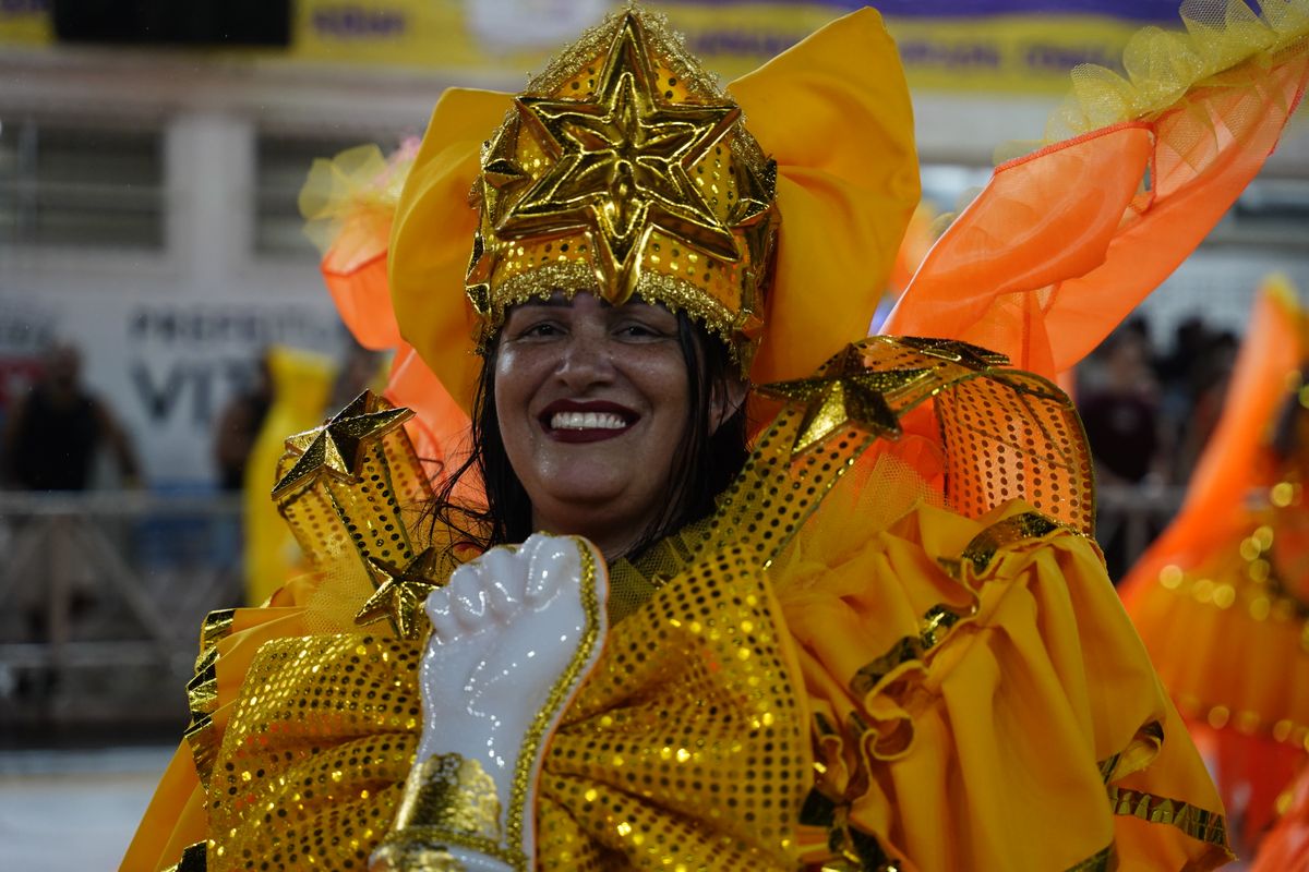 Com o enredo "Nascido em berço forte, para sempre um eterno aprendiz", Imperatriz do Forte resgata histórias da comunidade na primeira noite dos Desfiles das Escolas de Samba 2024 por Vitor Jubini