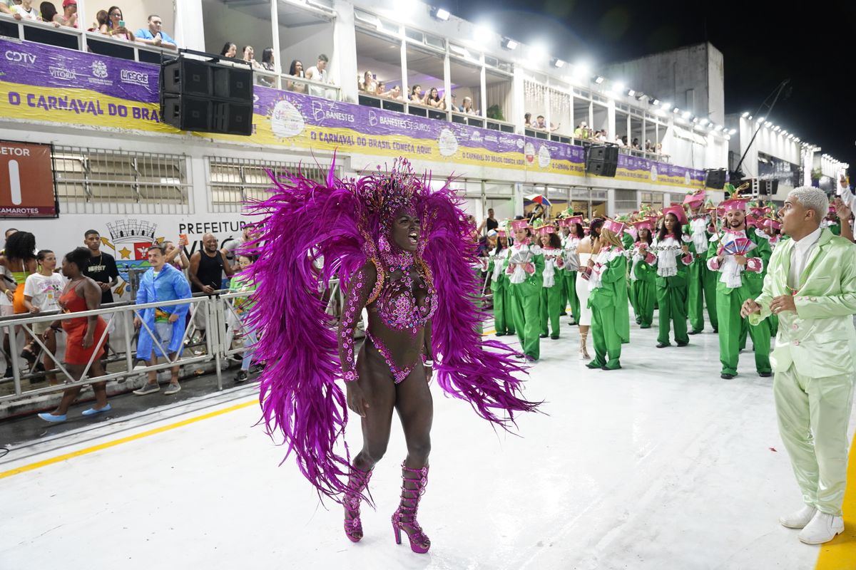 Com o enredo "Nascido em berço forte, para sempre um eterno aprendiz", Imperatriz do Forte resgata histórias da comunidade na primeira noite dos Desfiles das Escolas de Samba 2024 por Vitor Jubini