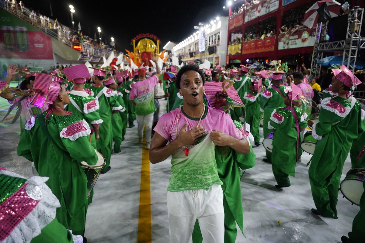Com o enredo "Nascido em berço forte, para sempre um eterno aprendiz", Imperatriz do Forte resgata histórias da comunidade na primeira noite dos Desfiles das Escolas de Samba 2024 por Vitor Jubini