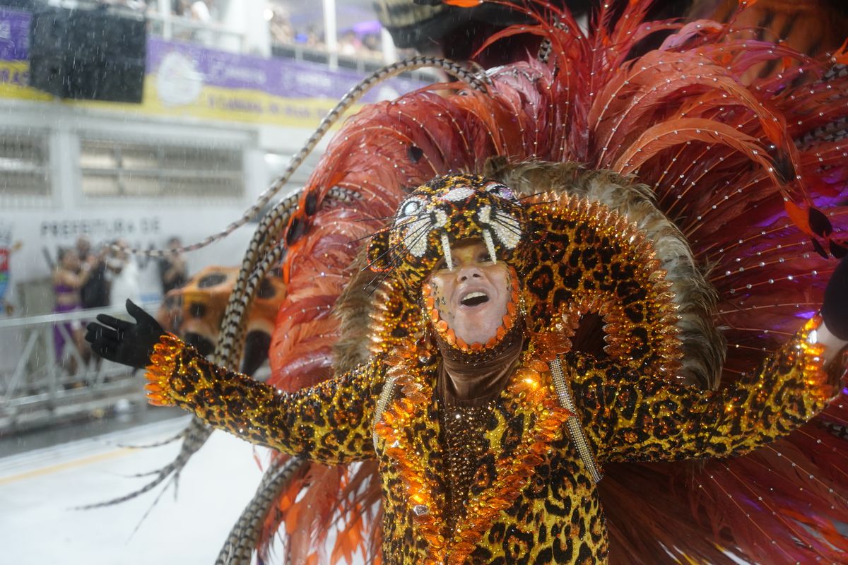 Com o enredo "Nascido em berço forte, para sempre um eterno aprendiz", Imperatriz do Forte resgata histórias da comunidade na primeira noite dos Desfiles das Escolas de Samba 2024 por Vitor Jubini