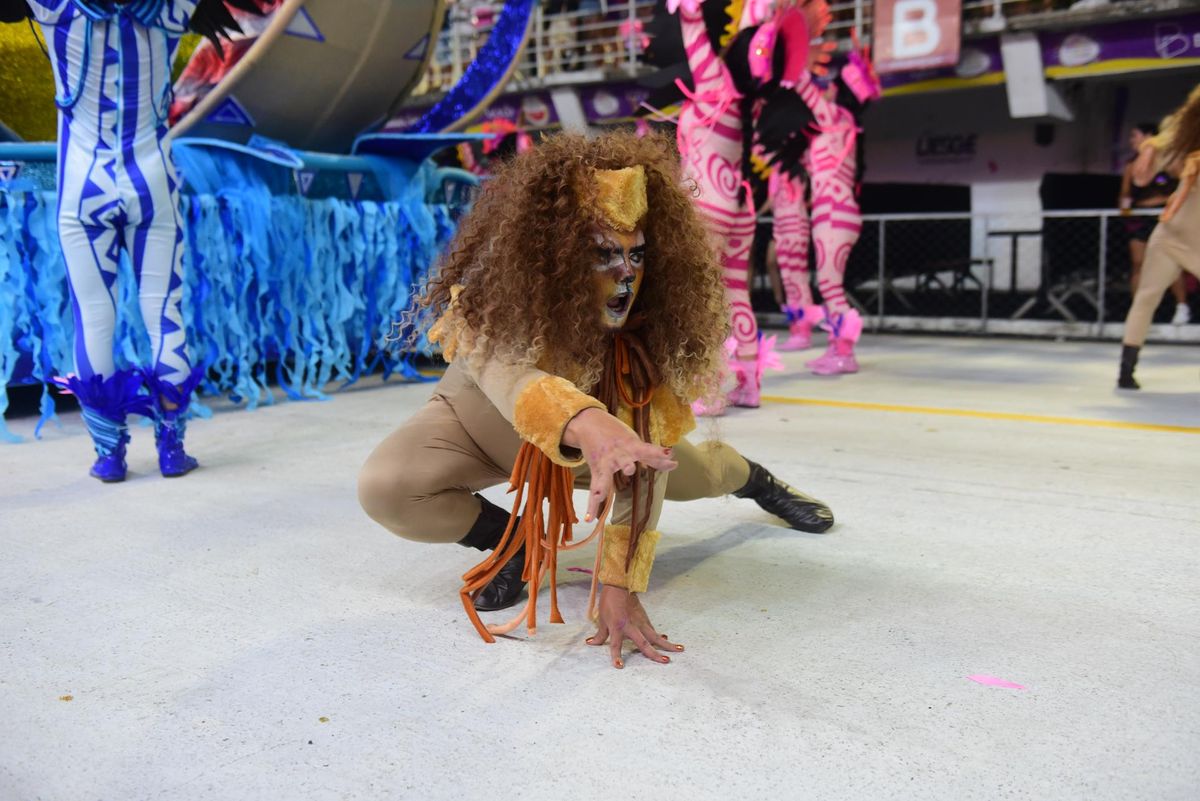 Confira o desfile da Novo império Carnaval de Vitória 2024 por Ricardo Medeiros