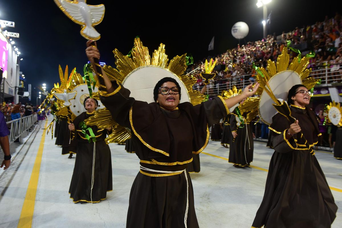 Confira o desfile da Novo império Carnaval de Vitória 2024 por Ricardo Medeiros