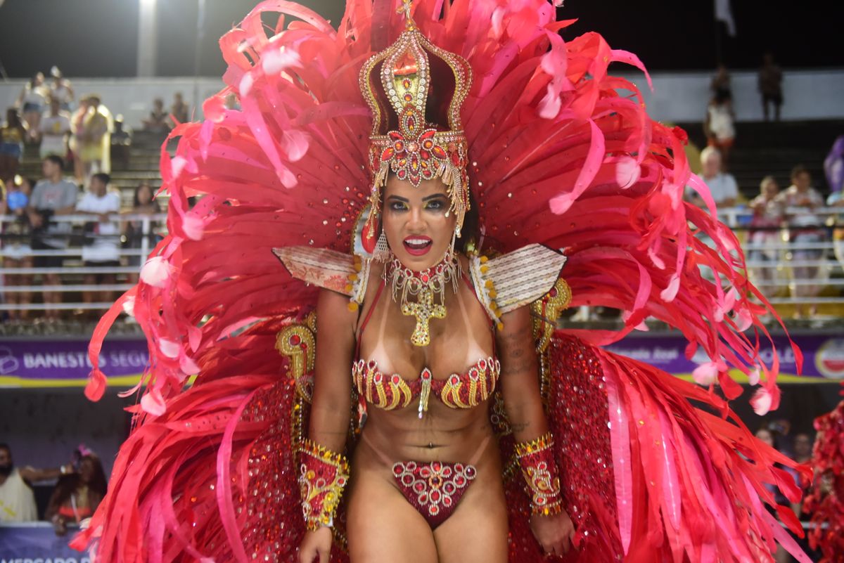 Mocidade da Praia foi a 2ª escola a desfilar no Sambão do Povo nesta sexta (2) por Rodrigo Gavini